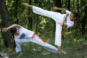 Что такое капоэйра. Капоэйра Бразилия. Capoeira дети. Капуэйро для детей. Занятия капоэйра.