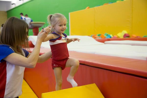спортивная гимнастика для малышей от 2 лет